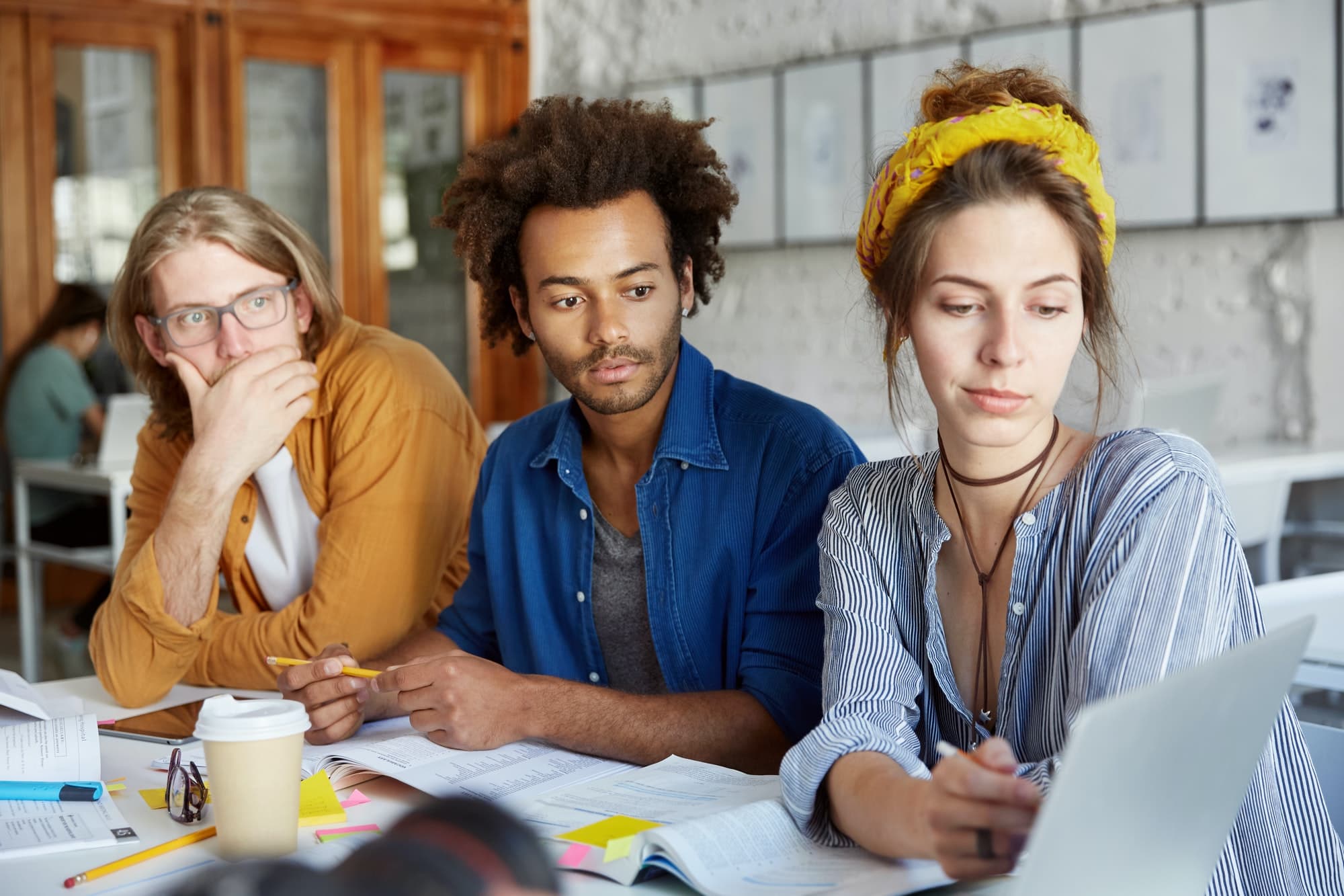 intérimaire au travail